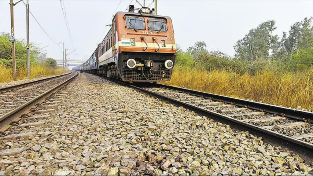 Ballia News: रेल ट्रैक पर पत्थर रखने वाले को पकड़ने के लिए ग्रामीणों से भी ले रही मदद