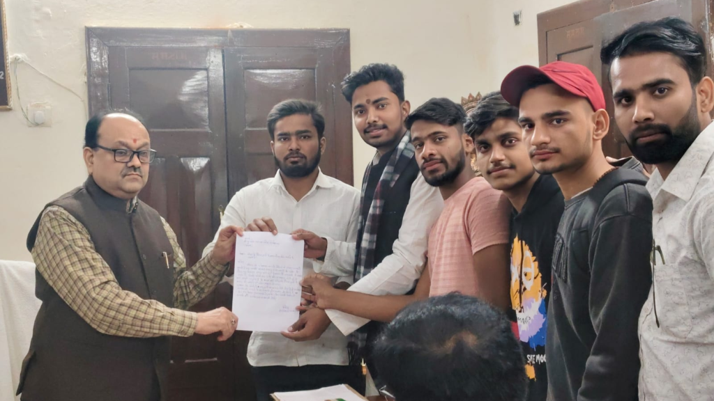 Ballia News: महाविद्यालय छात्र संघ ने परीक्षा के दौरान छात्र सामग्री की सुरक्षा हेतु प्राचार्य को ज्ञापन सौंपा