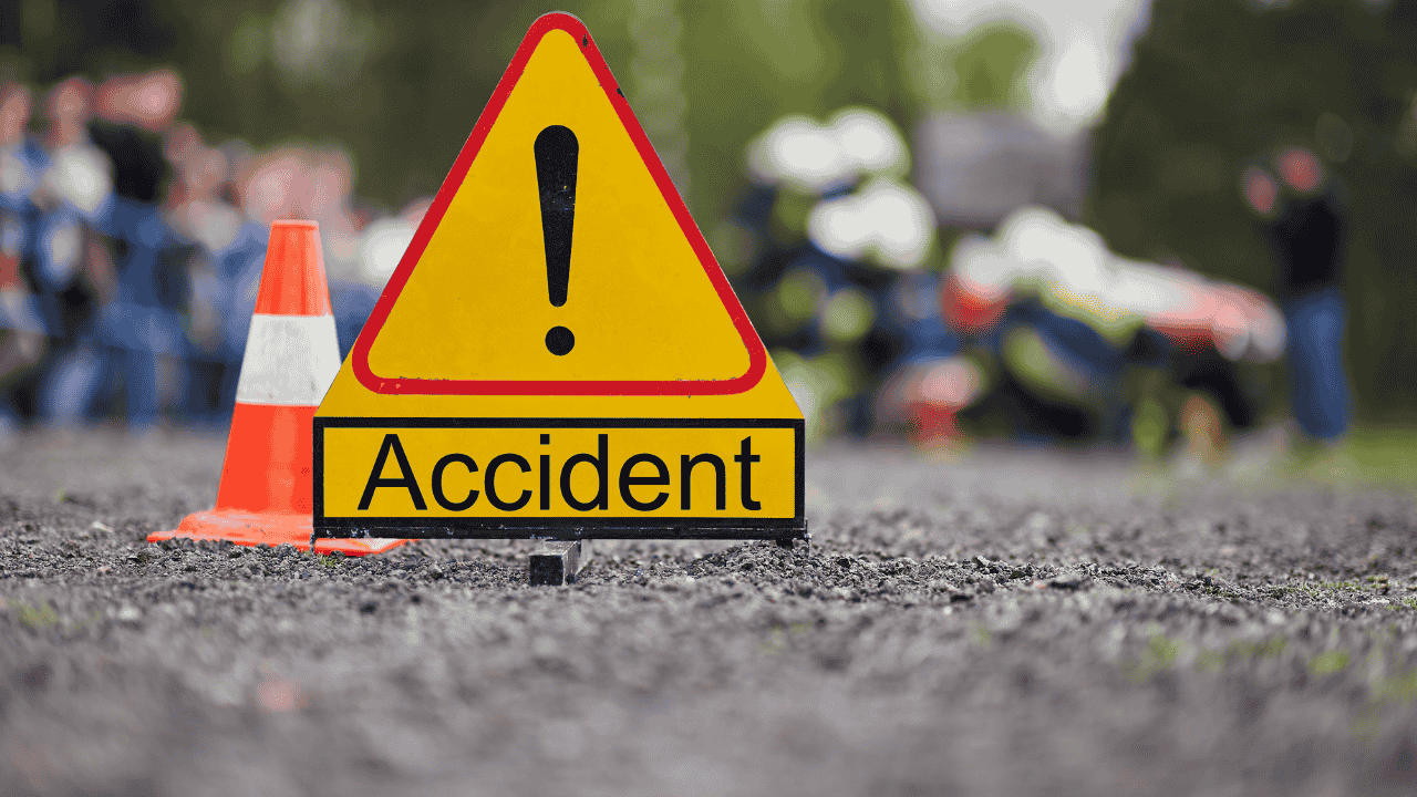 Ballia trailer accident: Hits divider on NH 31