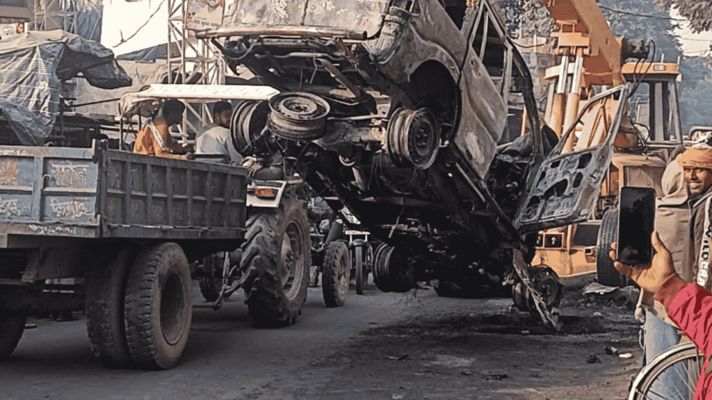 डंपर की टक्कर से ऑटो पलटा, स्कॉर्पियो में लगी आग, 1 डांसर की मौत, 5 महिलाएं घायल