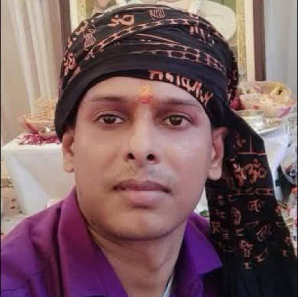 Ballia News घर में किन्नर रेखा का शव कूड़े के नीचे पॉलीथिन में लिपटा मिला