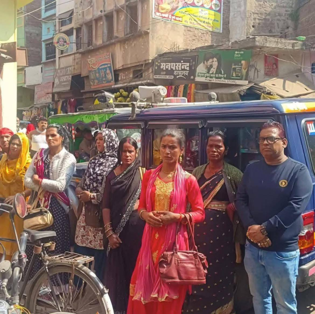 Ballia News घर में किन्नर रेखा का शव कूड़े के नीचे पॉलीथिन में लिपटा मिला